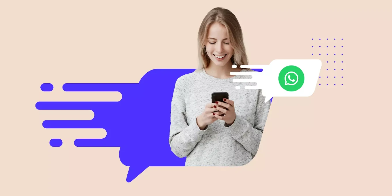 mujer revisando whatsapp en su celular