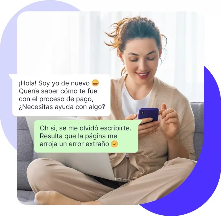 una mujer revisando sus mensajes de whatsapp