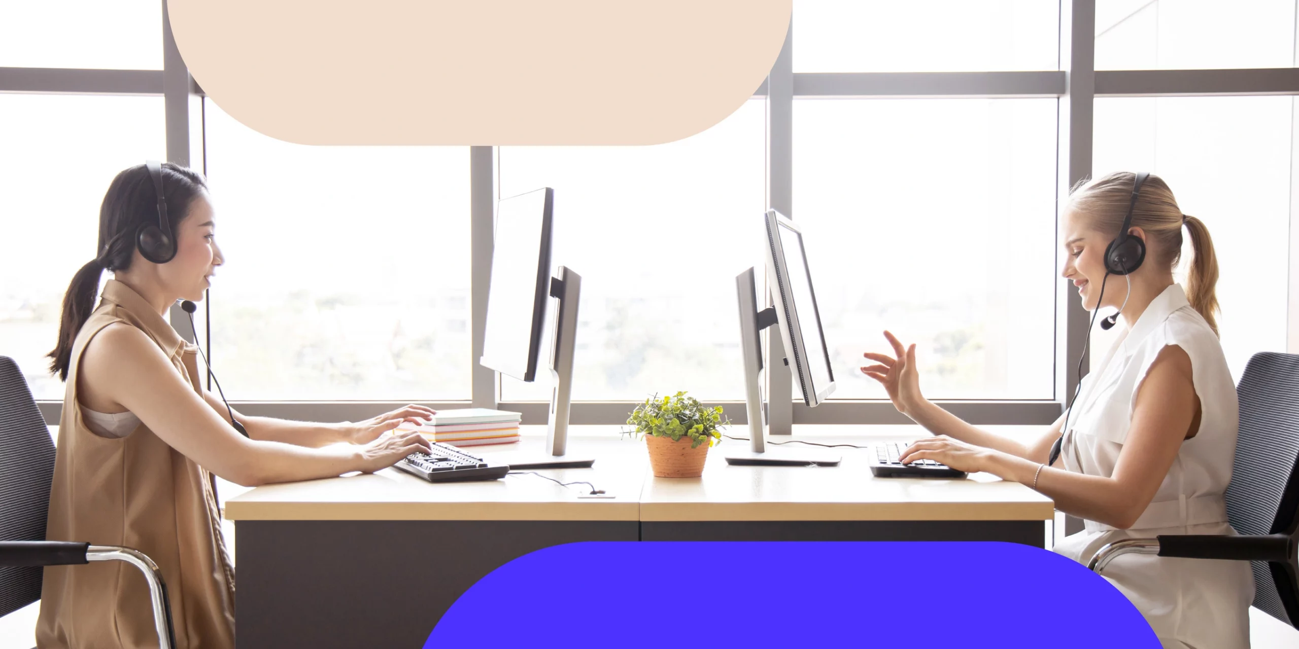 Dos mujeres atendiendo a clientes de su empresa