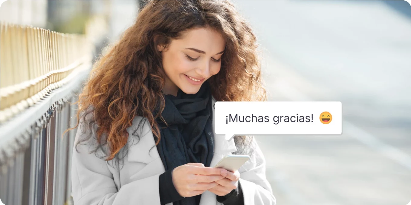 Mujer siendo atendida por asesor en WhatsApp