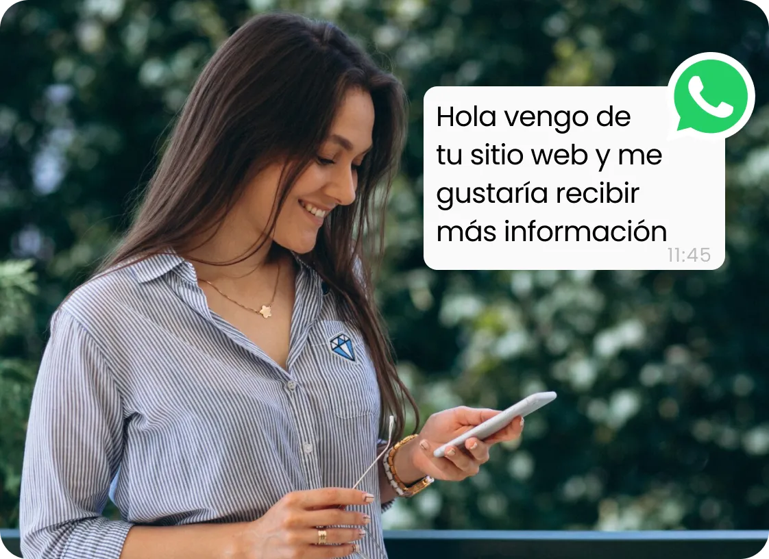 chica sonriendo revisando su celular