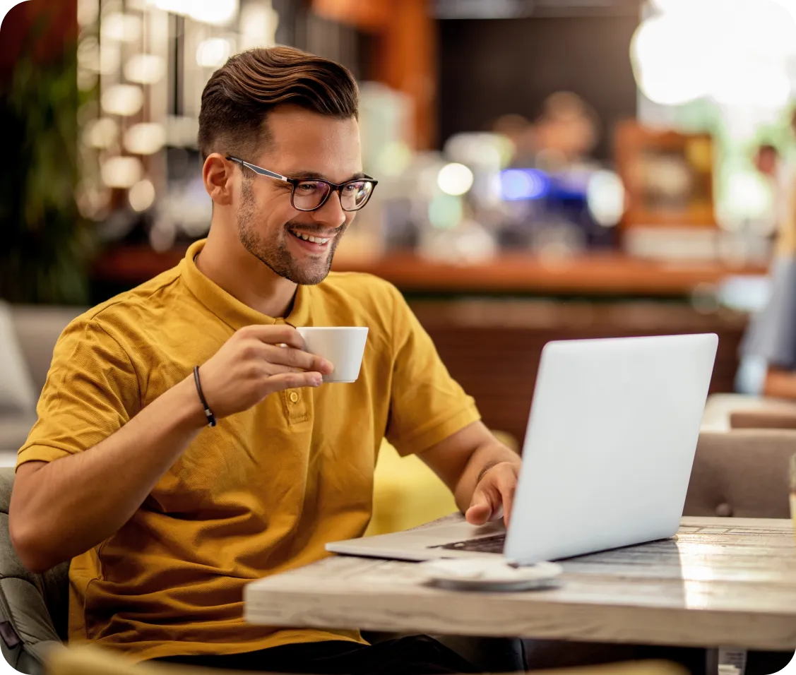 hombre sonriendo bebiendo café