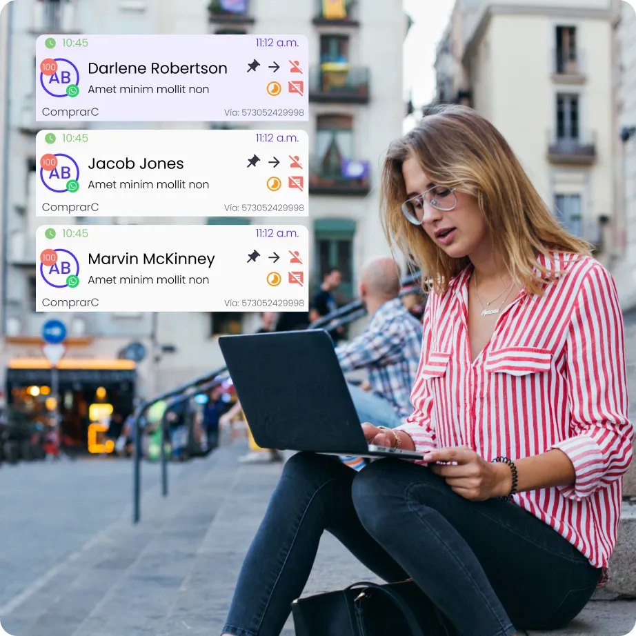 chica trabajando en una laptop