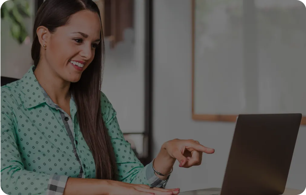 chica señalando su laptop