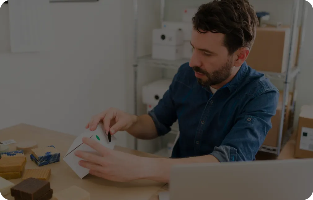 hombre trabajando e un escritorio